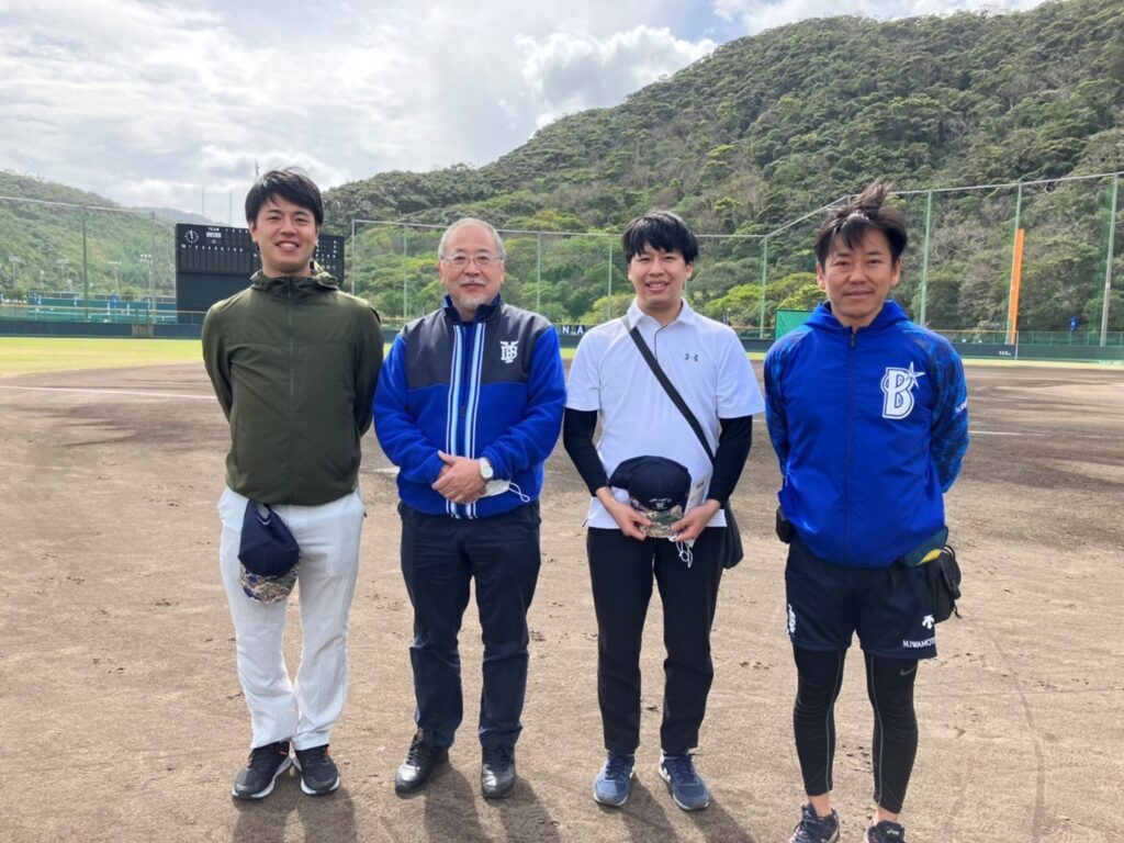球場にて
左から上釜、山崎哲也先生、岩下先生、アスレチックトレーナー岩本さん